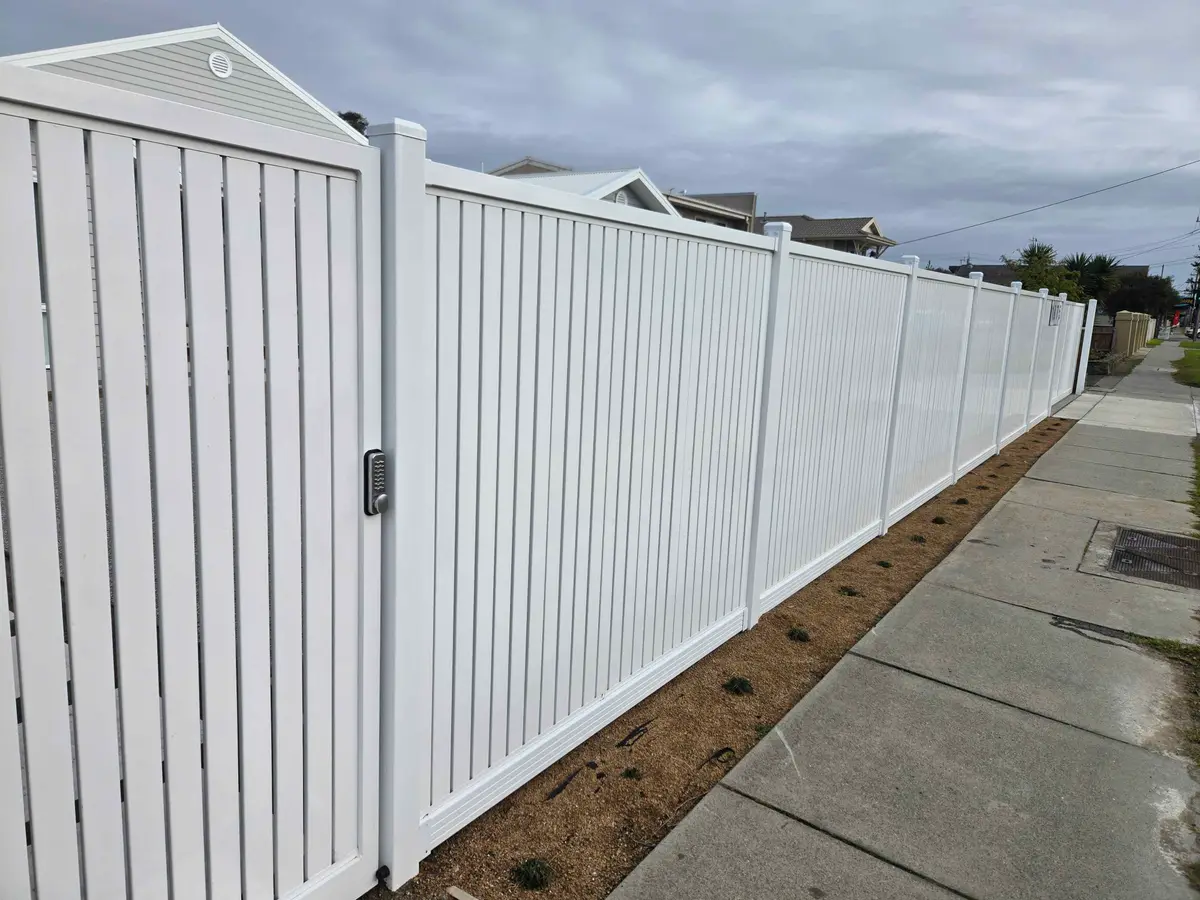 Aluminium Slat Fencing & Gates